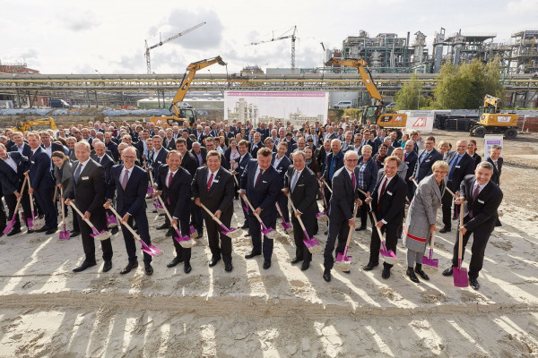 Evonik Building $441 Million Specialty Chemical Complex in Germany